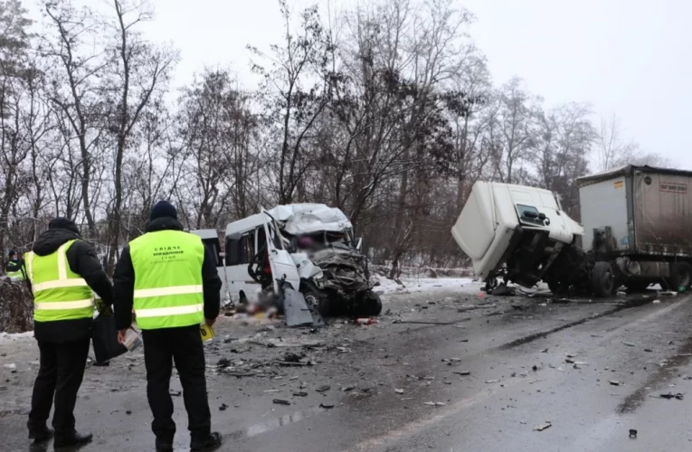 युक्रेनमा ट्रकसँग बस, कार ठोकिदा १७ जनाको मृत्यु