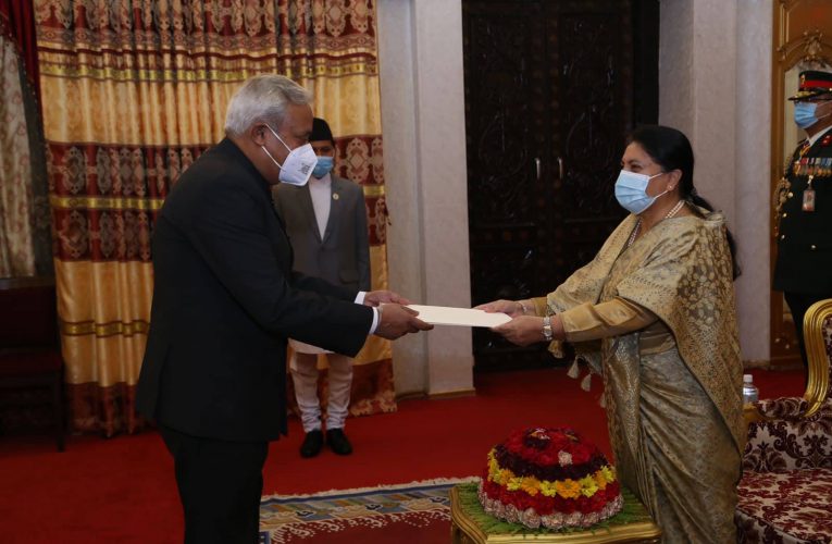 नवनियुक्त भारतीय राजदूतले बुझाए ओहदाको प्रमाणपत्र