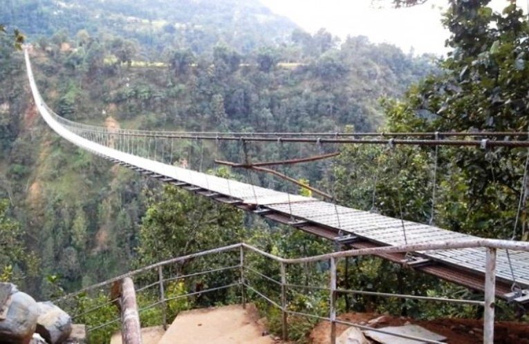 कालीगण्डकी नदीमा थपिँदै लामो झोलुङ्गे पुल