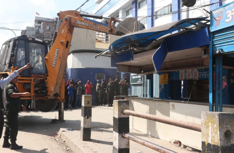 काठमाडौं महानगरले भत्कायो वीर अस्पताल क्षेत्रको अनधिकृत संरचना (फोटो फिचर)