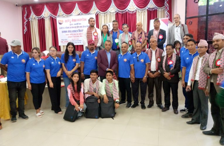 साईनिङ नेपाल फाउन्डेसनद्वारा उत्कृष्ट विद्यार्थीलाई ल्याप्टप वितरण