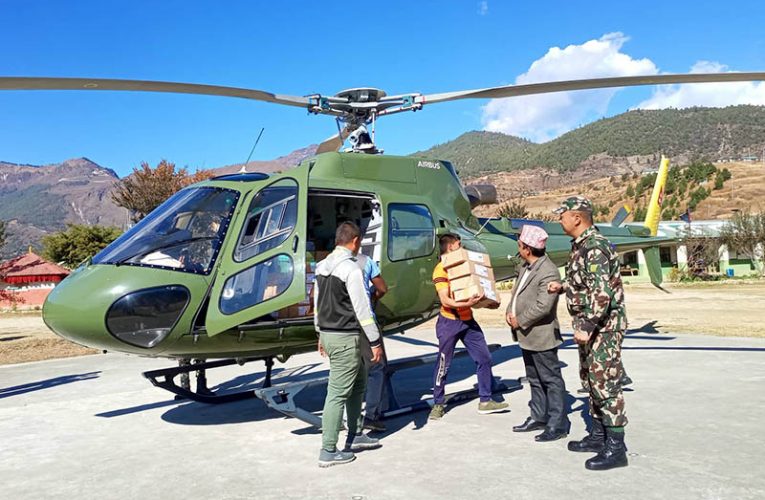 जुम्लामा हेलिकप्टर मार्फत मतपत्र पुर्‍याइँदै