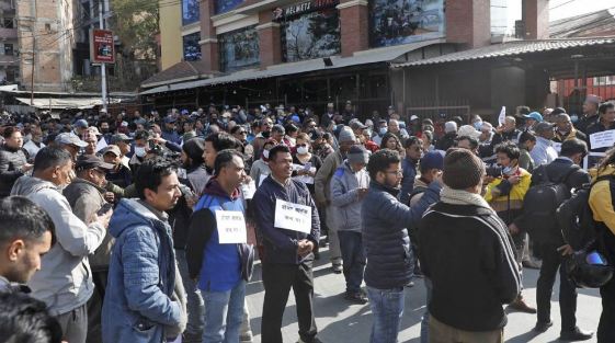 काठमाडौं महानगरपालिकाे डोजर आतंकविरुद्ध माइतीघरमा प्रदर्शन