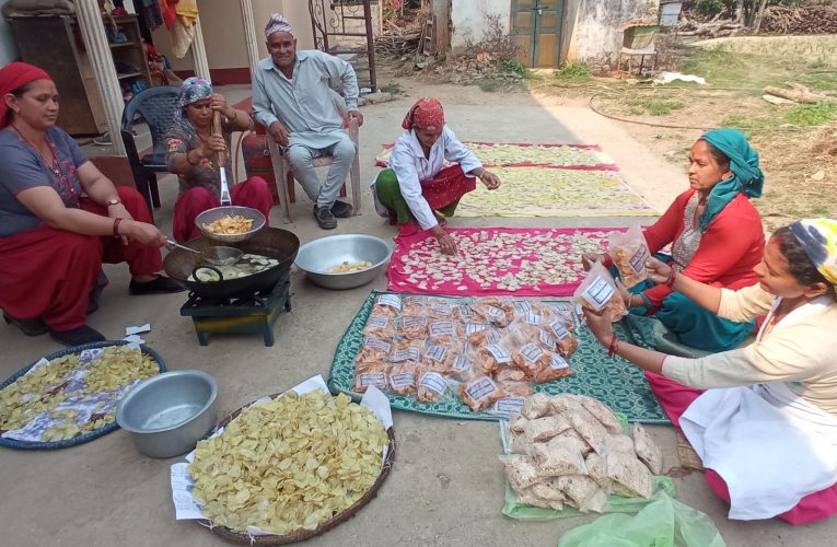रामपुरका महिला चिप्स उत्पादन गर्दै