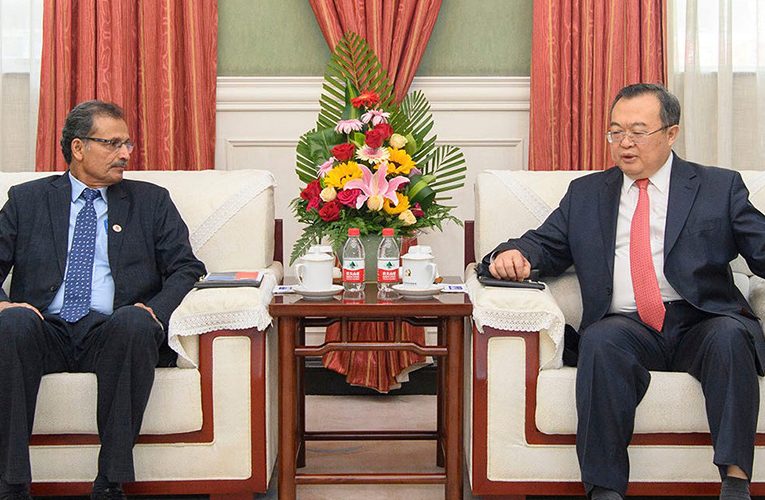 चीन भ्रमणमा रहेका माओवादीका नेता र चिनियाँ नेताबीच भेटवार्ता