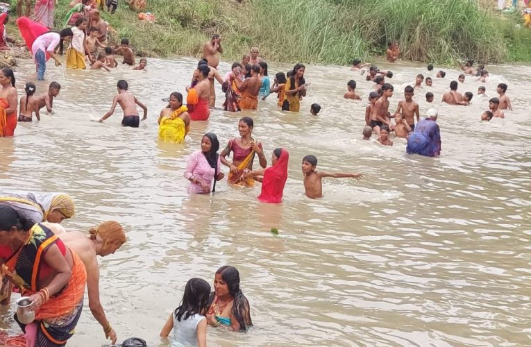 महोत्तरीको गेरुका नदीमा शाही स्नान, आजदेखि मेला शुरु  
