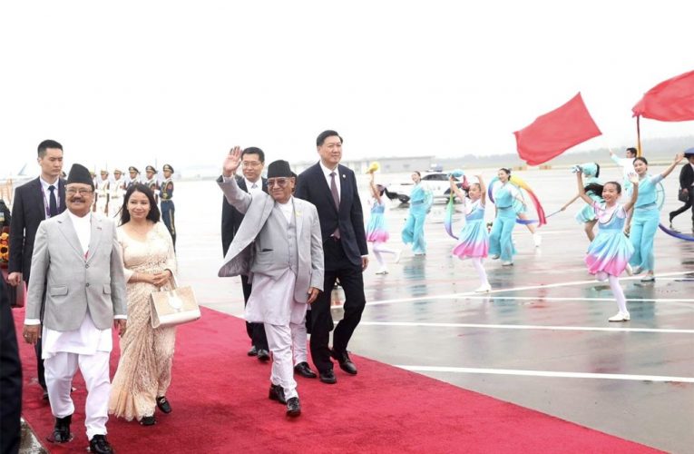 प्रधानमन्त्री प्रचण्ड चीनको हाङजाओ पुगे, चिनियाँ राष्ट्रपति सी जिनपिङबीच आजै भेट
